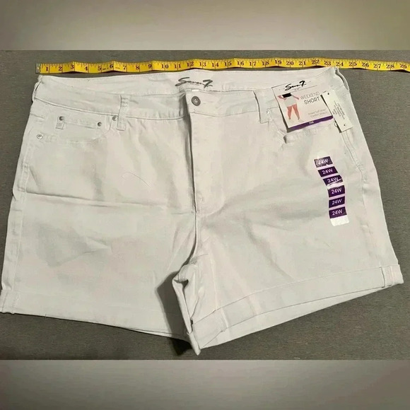 Seven7  rolled cuff White shorts size 24W comfort stretch material NWT women’s - Picture 1 of 4